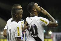 Jogadores comemoram gol de Jhon Cley