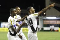 Jogadores comemoram gol de Jhon Cley