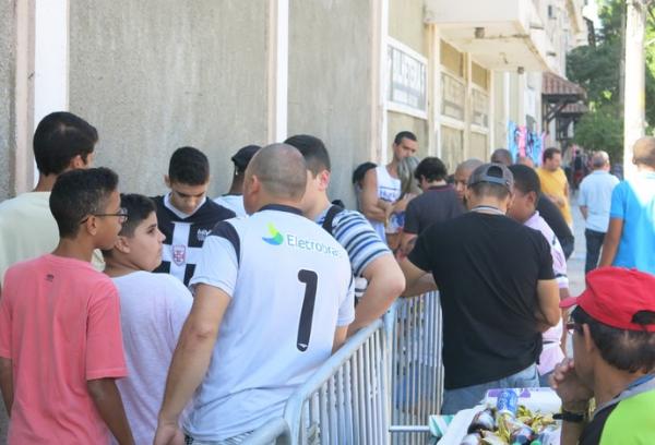 Torcedores fazem fila em So Janurio