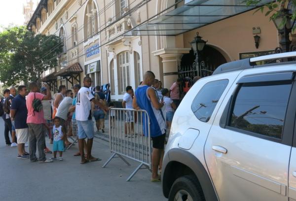Torcida  barrada de assistir ao treinamento