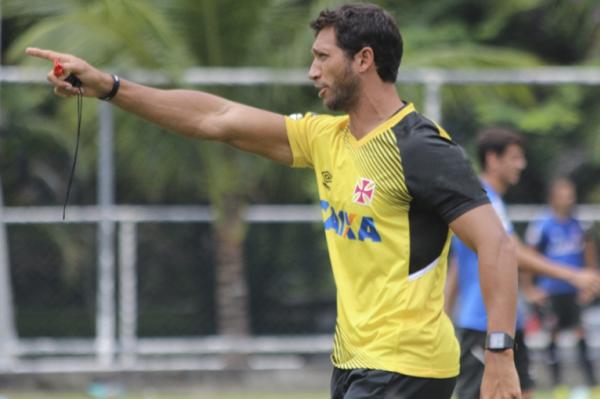 Rodney Gonalves orienta equipe durante treino