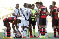 Jogadores pressionam rbitro aps falta em Gilberto