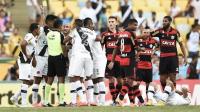 Jogadores pressionam rbitro aps falta em Gilberto