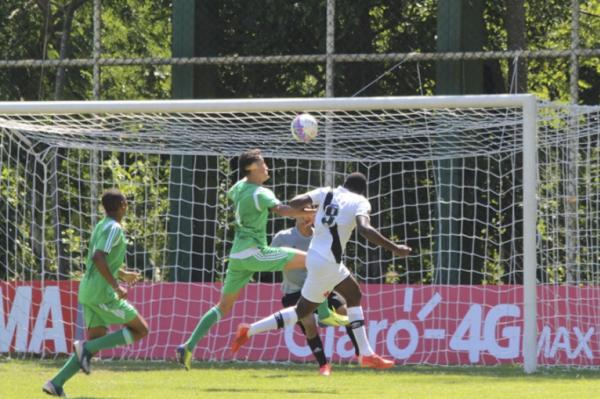 Andr Felipe sobe mais alto que todo mundo para marcar o segundo gol
