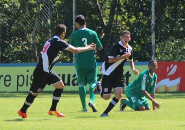 Paulinho comemora o primeiro gol vascano na partida