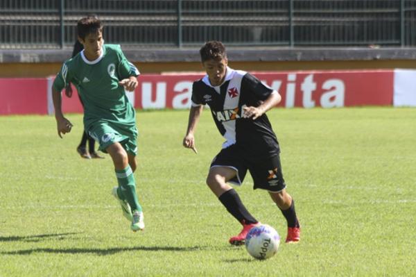 Paulinho comemora o primeiro gol vascano na partida