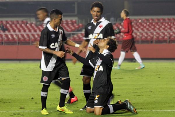 Gabriel Buriche, Douglas Luiz e Hugo Borges comemoram o gol vascano