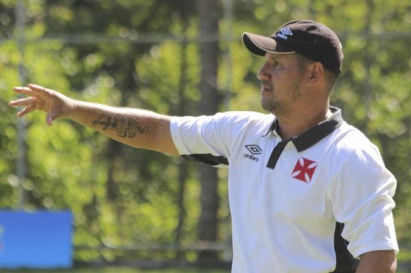 Mrio orienta jogadores durante estreia no Carioca