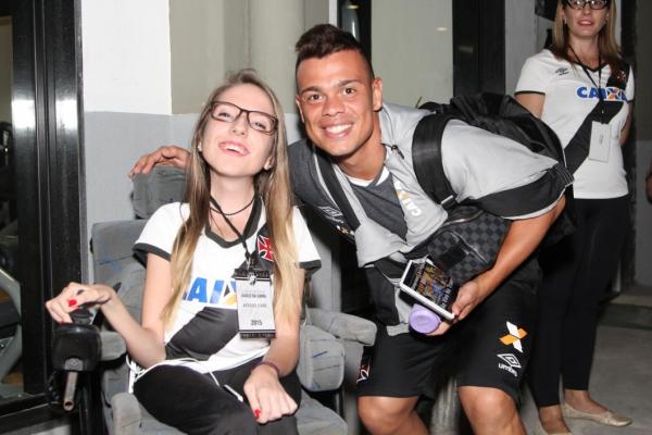 Ana Clara posa com Bernardo antes da partida