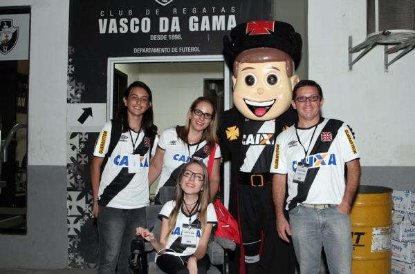 Ana Clara e sua famlia com o mascote Almirante