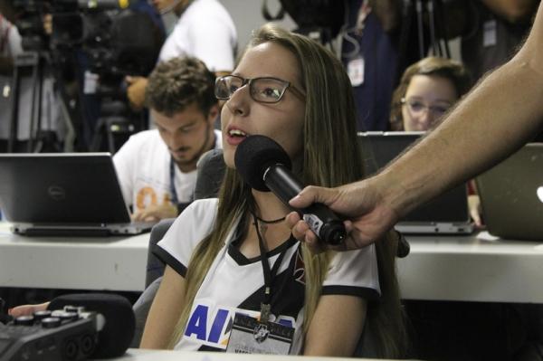 Com o objetivo de ser jornalista, Ana Clara participou da coletiva de imprensa do tcnico Doriva aps o jogo