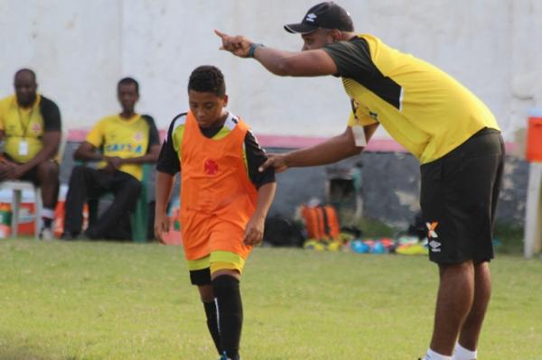 Vincius Almeida orienta o atacante Juan Batata