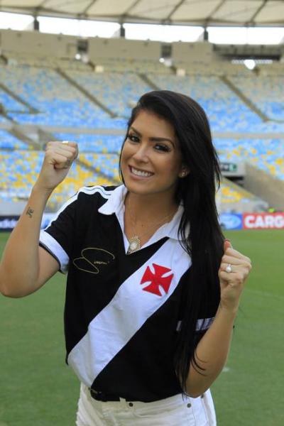 Por conta de trabalho, a Miss Brasil 2010 Dbora Lyra no conseguir estar na partida, mas ir acompanhar mesmo longe