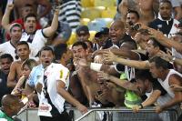 Gilberto comemora com a torcida