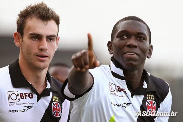 Eduardo Favero (esq) e Jomar (dir) em jogo dos juniores do Vasco em 2012