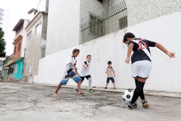 Garotos tentam refazer o cruzamento, de letra, do meia Lo Lima, que terminou no gol do ttulo de 2003