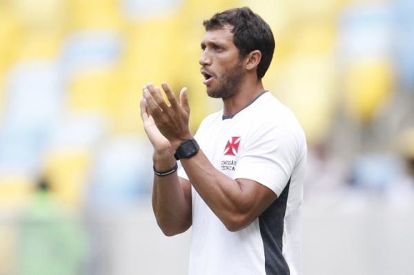 Rodney orientando equipe durante clssico no Maracan