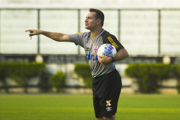 Tcnico Doriva orienta os jogadores durante o treinamento