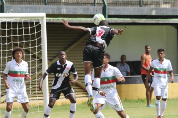 Roger sobe mais alto que a defesa da Portuguesa para marcar