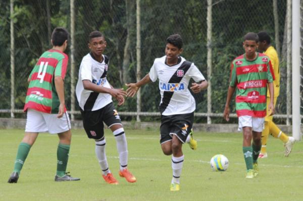 Wellinton e Joo Laranjeira comemoram primeiro gol