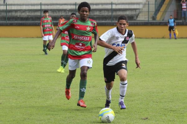 Paulinho disputa bola com marcador adversrio