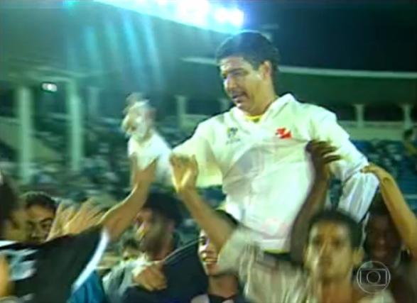 Joel Santana comemorando o ttulo estadual invicto do Vasco em 1992