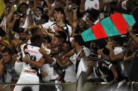 Rafael Silva comemora seu gol com a torcida