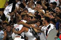 Rafael Silva comemora seu gol com a torcida