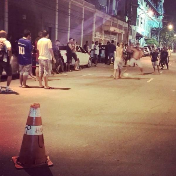 Torcedores do Vasco jogaram at pelada na rua durante madrugada na fila em So Janurio