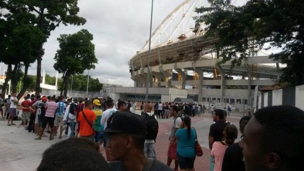 Torcedores fazem longa fila por ingressos no Engenho