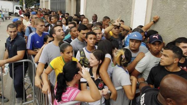 Em So Janurio, venda de ingressos para a final foi marcada por confuso. Aproveitadores venderam lugar na fila