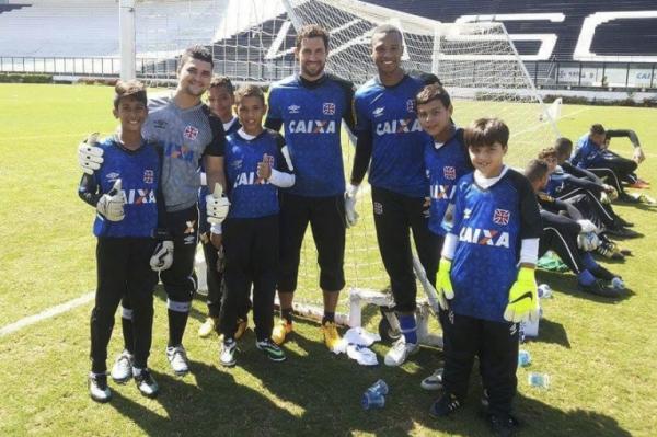 Martin Silva e Jordi posam com os pequenos goleiros