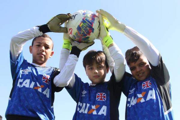 Goleiros do Pr-Mirim durante o treinamento em So Janurio