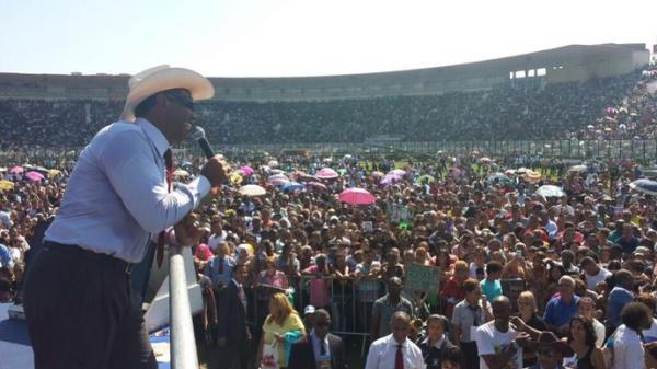 O bispo da Igreja Mundial fala aos fiis em So Janurio na manh deste sbado 