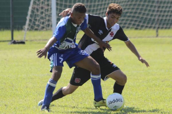 Lucas Vitor marcando atacante do Artsul