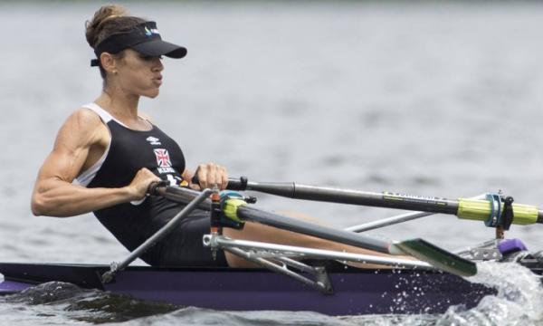 Na primeira regata do Estadual de Remo, em maro, o esforo de Fabiana Beltrame para vencer a prova de single skiff pelo Vasco