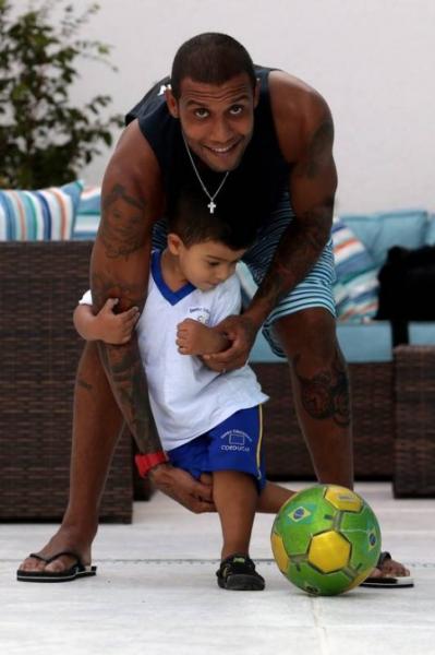 Leo Lima ensina o filho de 2 anos a dar de letra