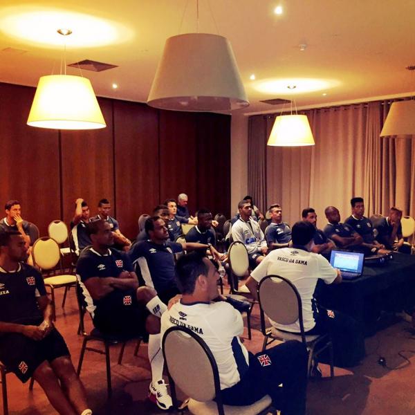 Jogadores assistem a vdeo com Doriva e o auxiliar Eduardo Souza