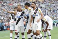 Jogadores comemoram gol de Rafael Silva