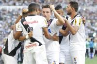 Jogadores comemoram gol de Rafael Silva