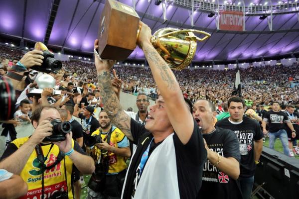 Bernardo comemora ttulo do Vasco com a torcida no Maracan