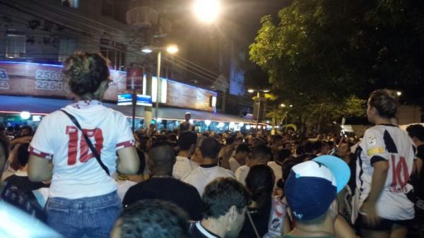 Torcida do Vasco comemora o ttulo carioca na Praa Vanhargem, na Tijuca