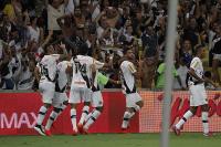 Jogadores comemoram gol de Gilberto