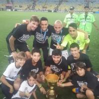 Jogadores comemoram o ttulo