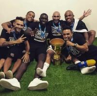 Jogadores comemoram o ttulo