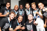 Jogadores comemoram o ttulo