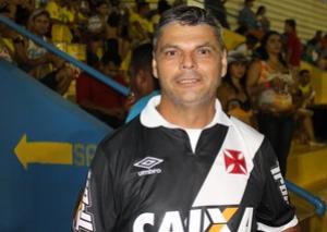 Jos Rodrigues se empolgou e vestiu at o Jorge Teixeira com a camisa do Vasco