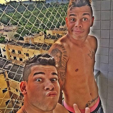 Atacante Bernardo vira a noite festejando ttulo Estadual do Vasco com amigo