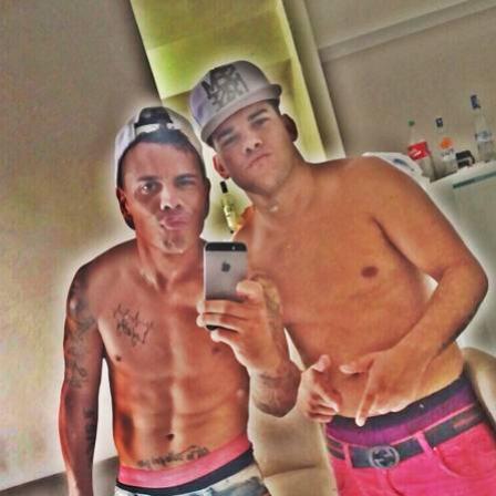 Atacante Bernardo vira a noite festejando ttulo Estadual do Vasco com amigo