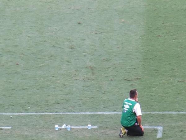 Ajoelhado, Doriva olha o jogo: tcnico do Vasco conquistou um bicampeonato particular